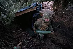 Vor allem Pokrowsk bleibt ein Schwerpunkt der Kämpfe im russisch-ukrainischen Krieg. (Archivbild) - © Evgeniy Maloletka/AP/dpa