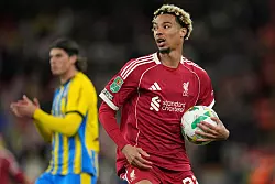 Der ehemalige Frankfurter Hugo Ekitiké erzielte den Siegtreffer zum 2:1 für Liverpool. - © Jon Super/AP/dpa