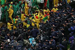 Auch zwischen Fans und Ordnungsdiensten kam es zu Tumulten. - &copy; Youssef Loulidi/AP/dpa