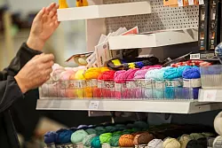 Rund 420 Ausstellerinnen und Aussteller präsentieren diesmal ihr Angebote bei der «Creativa 2025». - © Christoph Reichwein/dpa