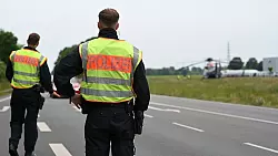 Dobrindt verstärkte die Grenzkontrollen. (Archivbild) - © Lars Penning/dpa