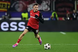 Ihn gilt es besonders zu stoppen: Bayer-Star Florian Wirtz. - © Rolf Vennenbernd/dpa