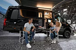 Kompakter Komfort: Der «Genius 641 LE» von Malibu bietet auf 6,41 Metern Zwei-Meter-Betten und kostet ab rund 93.000 Euro – die Offroad-Variante schlägt mit etwa 150.000 Euro zu Buche. - © Federico Gambarini/dpa/dpa-tmn