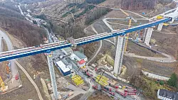 Kurz vor Weihnachten soll hier der Verkehr wieder fließen. Ein Teil der Rahmetalbrücke wird am 22. Dezember für den Verkehr freigegeben. (Archivbild) - © Alex Talash/dpa