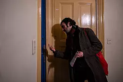 Der Berliner SPD-Bundestagsabgeordnete Demir geht vor der Bundestagswahl im Bezirk Neukölln von Tür zu Tür, um Stimmen zu gewinnen. In seinem Wahlkreis leben relativ viele Ausländer, die nicht wahlberechtigt sind, sowie Deutsche mit Migrationshintergrund. - © Fabian Sommer/dpa