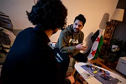 Mohammed al-Zoubi ist vor sieben Monaten Deutscher geworden. Der Altenpfleger aus Syrien freut sich, erstmals an einer Bundestagswahl teilzunehmen. Er bittet den SPD-Direktkandidaten für Berlin-Neukölln, Hakan Demir, in seine Wohnung, um mit ihm über Politik zu diskutieren. - © Fabian Sommer/dpa