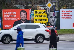Wahlplakate, wie hier in Magdeburg, sollen nicht nur die Kandidaten und Kandidatinnen bekannter machen, sondern idealerweise auch Themen ansprechen, die die Wähler besonders bewegen. Aktuell ist das vor allem das Problemfeld Wirtschaft und Inflation. - © Klaus-Dietmar Gabbert/dpa