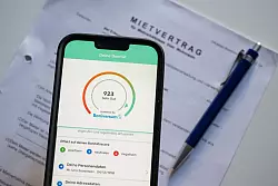 Über die App ihrer Tochter «Bonify» gewährt die Schufa bereits Einblick in individuelle Daten (Symbolbild) - © Peter Kneffel/dpa