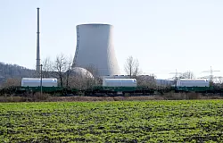 Ein Castor-Zug passiert das still gelegte Kraftwerk Isar im Landkreis Landshut. - © Sven Hoppe/dpa