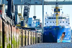 Ein Castor-Behälter wird aus einem Spezialschiff gehoben. - © Sina Schuldt/dpa