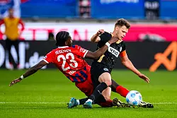 Umkämpfte Relegation: Heidenheims Omar Traoré (l) gegen Elversbergs Robin Fellhauer. - © Tom Weller/dpa