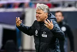 Sein Team verspielte eine 2:0-Führung: Elversbergs Coach Horst Steffen. - © Tom Weller/dpa
