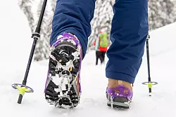 Eines der wenigen Hilfsmittel: Gr&ouml;del sind eine Art Mini-Steigeisen, die &uuml;ber die Schuhsohle gezogen werden. - &copy; Johannes Geyer/TVB Seefeld/dpa-tmn