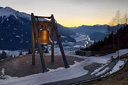 Als Denkmal errichtet: die Friedensglocke im Dorf M&ouml;sern. - &copy; Deike Uhtenwoldt/dpa-tmn