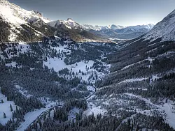 Wer auf Tirols erstem &laquo;Winterweitwanderweg&raquo; unterwegs ist, genie&szlig;t auch den Ausblick ins Gaistal Richtung Leutasch. - &copy; Region Seefeld/dpa-tmn