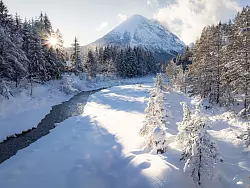 &Uuml;ber 2.662 Metern t&uuml;rmt sich die Hohe Munde auf. Die Leutascher Ache m&uuml;ndet sp&auml;ter in die Isar. - &copy; Region Seefeld/dpa-tmn