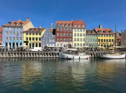 Passanten am Nyhavn in Kopenhagen. (Archivbild) - © Steffen Trumpf/dpa/dpa-tmn