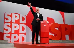 Bundeskanzler Olaf Scholz nimmt nach seiner Rede beim Bundesparteitag der SPD in Berlin den Applaus entgegen. - &copy; Bernd von Jutrczenka/dpa