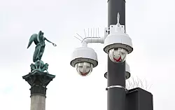 Auch einen Ausbau der Videoüberwachung fordert die Gewerkschaft. (Archivbild) - © Bernd Weißbrod/dpa