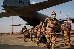 Franz&ouml;sische Soldaten in Niamey. Frankreichs Pr&auml;sident Emmanuel Macron hat das Ende der milit&auml;rischen Zusammenarbeit mit dem Niger verk&uuml;ndet. - &copy; Jerome Delay/AP