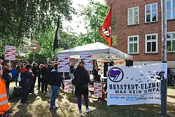 Etwa 100 Menschen demonstrieren vor dem Kieler Landgericht gegen rechte Gewalt. - &copy; Frank Molter/dpa