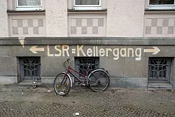 Der Schriftzug «LSR Kellergang» steht an der Fassade eines Wohnhauses im Leipziger Stadtteil Schleußig. «LSR» bedeutet Luftschutzraum. Der Hinweis für die Zivilbevölkerung war ab dem Jahr 1944 in deutschen Städten an den Häusern zu sehen. (Archivfoto) - © Sebastian Willnow/dpa-Zentralbild/dpa
