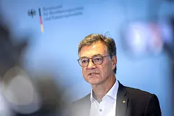 Ralph Tiesler ist seit 2022 Präsident des Bundesamtes für Bevölkerungsschutz und Katastrophenhilfe (BBK) mit Sitz in Bonn. Die Behörde ist dem Bundesinnenministerium unterstellt. (Archivfoto) - © Thomas Banneyer/dpa