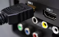 Ohne HDMI-Anschlüsse am Fernseher geht\\\'s nicht: Drei bis vier von ihnen sollten es am TV-Gerät schon sein, empfehlen Experten. - © Andrea Warnecke/dpa-tmn