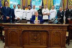 Bild mit Trump: Die Spieler von Juventus Turin zu Gast im Weißen Haus. - © Alex Brandon/AP/dpa