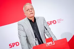 Miersch verkündete: Klingbeil soll Vizekanzler werden. - © Kay Nietfeld/dpa