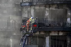 Feuerwehrleute bei den L&ouml;scharbeiten. - &copy; Alberto Saiz/AP/dpa