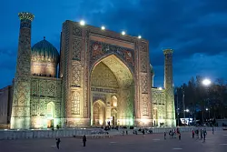 Zur blauen Stunde besonders fotogen: der Registan-Platz in Samarkand. - © Andreas Drouve/dpa-tmn