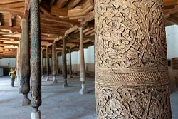 Bekannt ist vor allen ihr «Holzsäulenwald»: in der alten Dschuma-Moschee in Chiwa. - © Andreas Drouve/dpa-tmn