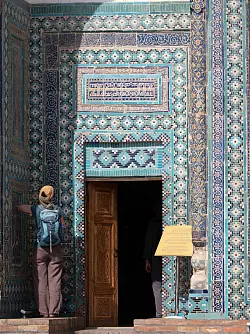 Angekommen in Samarkand: Eingang zu einem der vielen Mausoleen im Komplex Shah-i-Zinda. - © Andreas Drouve/dpa-tmn