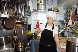 Chefköchin an Bord: Larisa Koshevnikova in ihrem Reich. - © Andreas Drouve/dpa-tmn