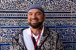 Als Guide mit an Bord des Sonderzuges: Ali Burkhanov. - © Andreas Drouve/dpa-tmn