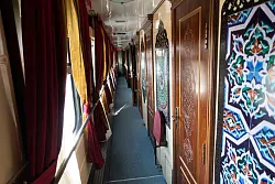Orientalisch ausgekleidet: Gang im «Orient Silk Road Express». - © Andreas Drouve/dpa-tmn