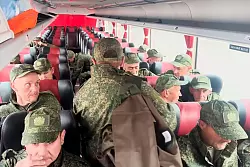 Diese von der Ukraine freigelassenen Gefangenen wurden nach Belarus gebracht, Russlands engstem Partner. - © Uncredited/Russian Defense Ministry/AP/dpa