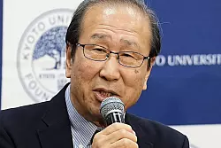 Susumu Kitagawa spricht während einer Pressekonferenz an der Universität in Kyoto - nachdem er für den Nobelpreis für Chemie gekürt worden war. - © Ren Onuma/Kyodo News/AP/dpa