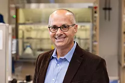 Omar Yaghi ist einer von drei Wissenschaftlern, die den Nobelpreis für Chemie 2025 erhalten. - © Brittany Hosea-Small/University of California, Berkeley/dpa