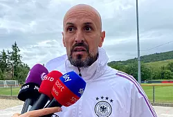 U21-Nationaltrainer Antonio Di Salvo spricht über ein besonders Spiel. - © Christian Kunz/dpa