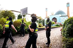 Am fr&uuml;hen Morgen durchsuchen Dutzende Polizisten die Blaue Moschee in Hamburg. - &copy; Daniel Bockwoldt/dpa