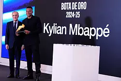 Real Madrids Präsident Florentino Pérez (l) hält große Stücke auf seinen Top-Torjäger - © Manu Fernandez/AP/dpa