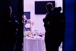 Am Tatort haben Fachleute viele Spuren sichergestellt, die nun ausgewertet werden müssen. - © ---/dpa