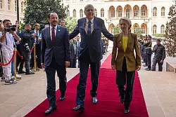 Schiebt den Fl&uuml;chtlingsdeal an: der libanesische Ministerpr&auml;sident Nadschib Mikati (M) mit dem zypriotischen Pr&auml;sidenten Nikos Christodoulidis und EU-Kommissionspr&auml;sidentin Ursula von der Leyen. - &copy; Hassan Ammar/AP