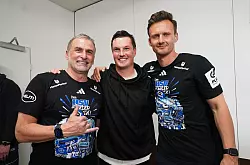 Hamburgs fr&uuml;herer Sportvorstand Stefan Kuntz (l-r), HSV-Trainer Merlin Polzin und Sportdirektor Claus Costa feiern den Bundesliga-Aufstieg. (Archivbild) - &copy; Marcus Brandt/dpa