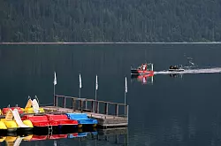 Im Eibsee wird nach einem untergegangenen Vater und seinem Sohn gesucht. - © Karl-Josef Hildenbrand/dpa