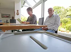 Das Ehepaar stellte sein Wohnzimmer schon bei mehreren Wahlen zur Verf&uuml;gung. (Archivbild) - &copy; Oliver Berg/dpa