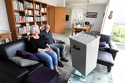 Johannes und Sybille Fabrizius stellten ihr Wohnzimmer schon 2021 als Wahllokal zur Verf&uuml;gung - und tun das auch dieses Jahr wieder. (Archivbild) - &copy; Roberto Pfeil/dpa