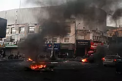 Pal&auml;stinenser verbrennen Reifen bei Zusammenst&ouml;&szlig;en w&auml;hrend der israelischen Milit&auml;roperation in Dschenin. - &copy; Ayman Nobani/dpa